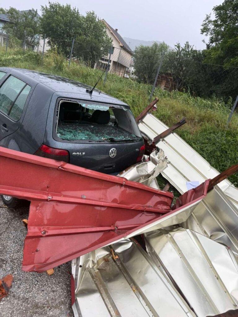 Krov pao na vozila u Beranama