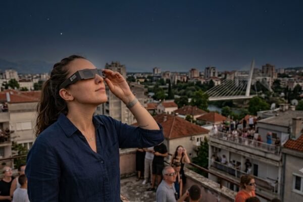 Slika prikazuje pomračenje sunca sa planete Zemlje