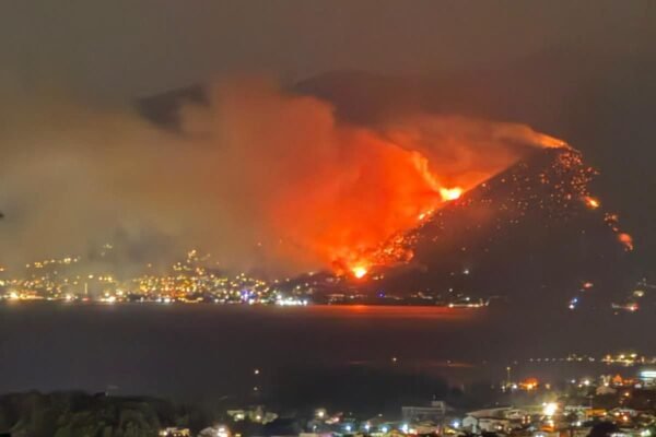 Zbog jakog vjetra požar se širi
