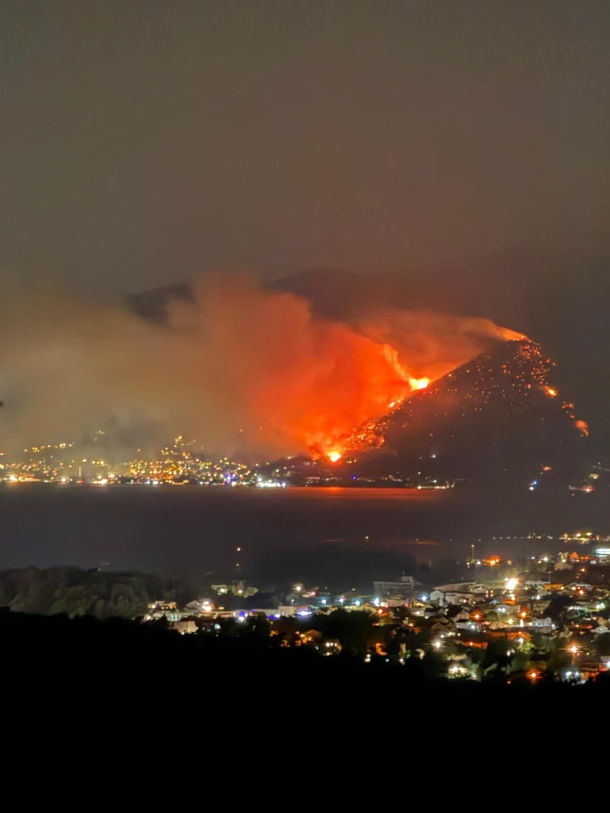 Zbog jakog vjetra požar se širi
