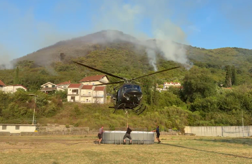 Helikopteri gase požar