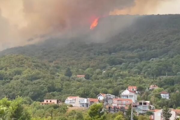 Nakon kraće stabilizacije, jak vjetar ponovo rasplamsao vatru.