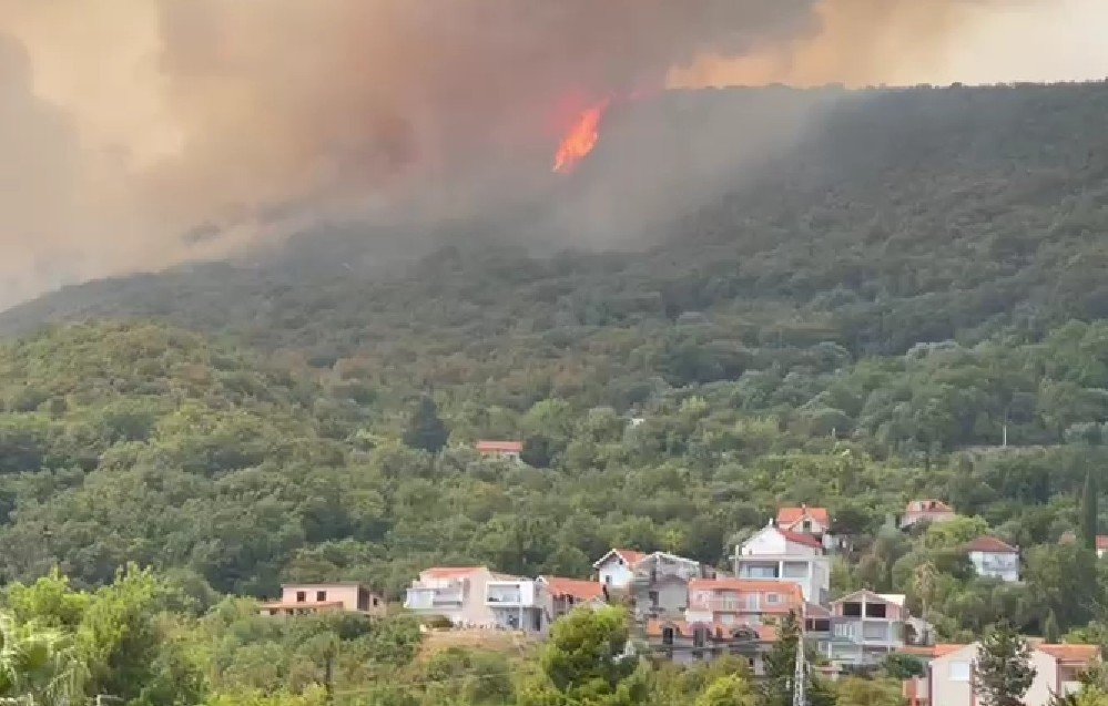 Nakon kraće stabilizacije, jak vjetar ponovo rasplamsao vatru.