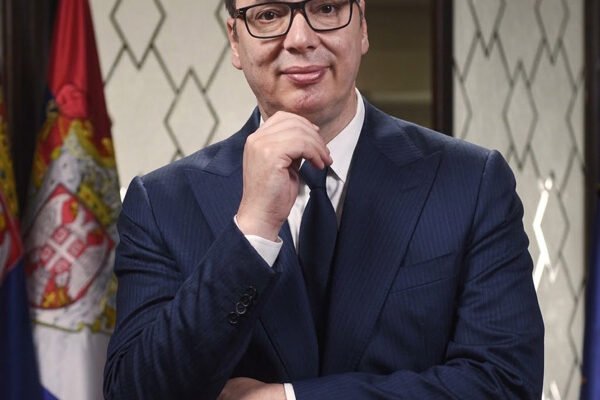 Vučić raspisuje vanredne izbore