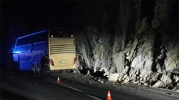 Autobus koji je prevozio djecu udario u stijenu